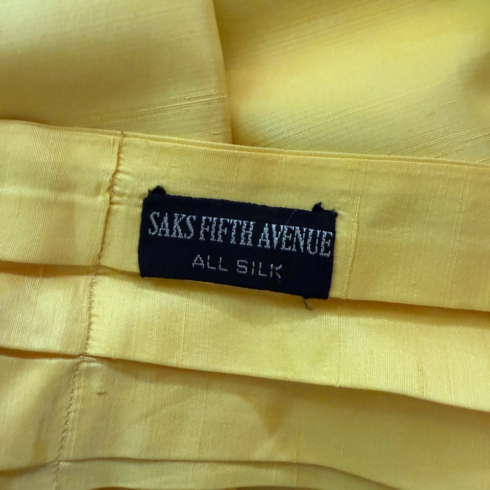 Vintage Saks Fifth Avenue Vibrant Yellow Silk Ascot tie - Picture 4 of 4